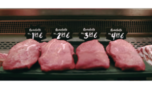 #wirzeigenhaltung – Bild von vier verschiedenpreisigen Fleischstücken in der Fleischtheke. Geordnet von Billig (schlechte Haltung) bis Teuer (Premium-Haltung)