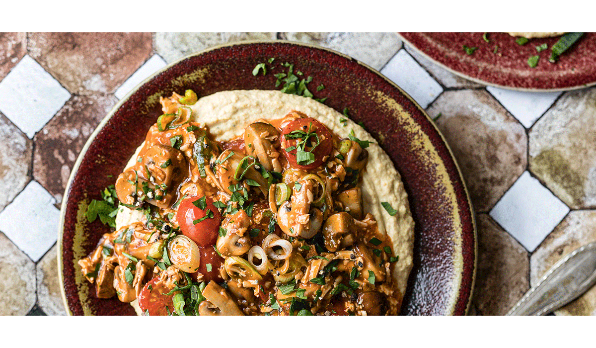 Bioboom Ausgabe 102 – Rezept- und Buchtipp – Warmer Hummus mit geschmorten Pilzen aus “Deftig Vegan Orient”