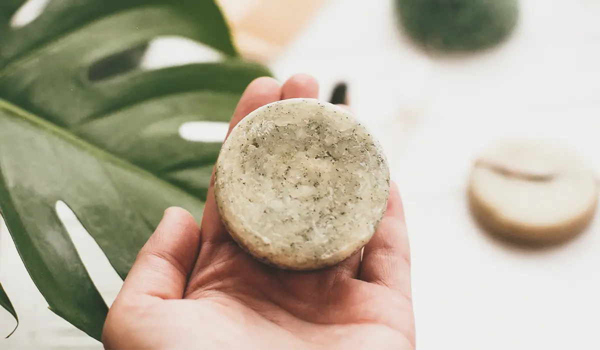 Fest ist das neue Flüssig – Haarseife und feste Shampoos